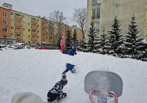 dzieci bawią się na śniegu