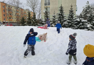 dzieci bawią się na śniegu