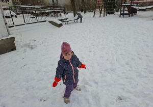 dzieci bawią się na śniegu