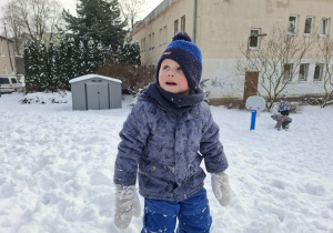 dzieci bawią się na śniegu