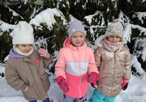 dzieci bawią się na śniegu