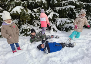 dzieci bawią się na śniegu