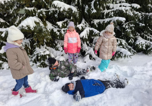 dzieci bawią się na śniegu
