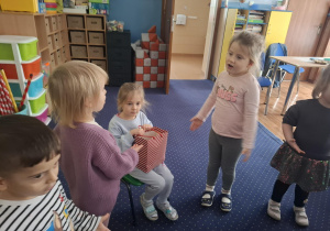 dziewczynka świętuje urodziny, dzieci składają jej życzenia