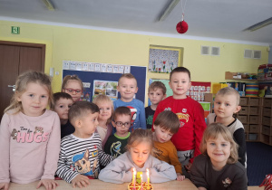 dziewczynka świętuje urodziny, dzieci składają jej życzenia