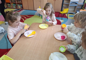 eksperymenty ze śniegiem, dzieci mają na talerzykach śnieg i różne akcesoria