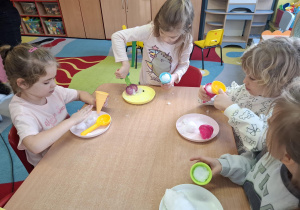 eksperymenty ze śniegiem, dzieci mają na talerzykach śnieg i różne akcesoria