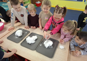 dzieci wykonują doświadczenia ze śniegiem