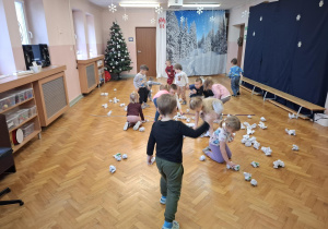 sportowe zabawy na sali gimnastycznej