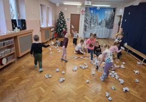 sportowe zabawy na sali gimnastycznej