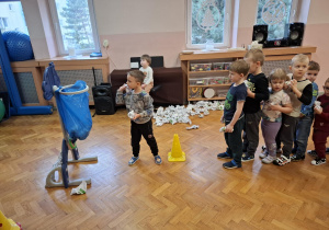 sportowe zabawy na sali gimnastycznej