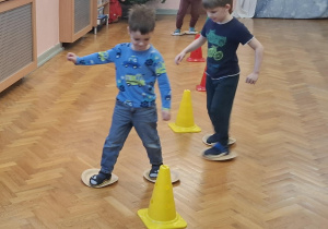 sportowe zabawy na sali gimnastycznej