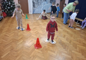 sportowe zabawy na sali gimnastycznej