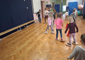 sportowe zabawy na sali gimnastycznej