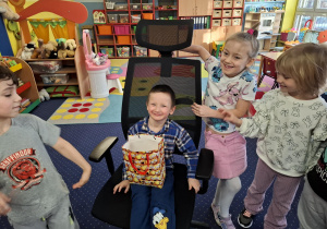 chłopiec świętuje urodziny, dzieci składają mu życzenia