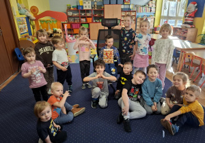 chłopiec świętuje urodziny, dzieci składają mu życzenia