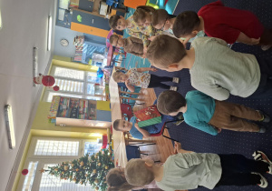 chłopiec świętuje urodziny, dzieci składają mu życzenia