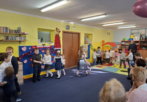 dzieci występują w sali przed babciami i dziadkami