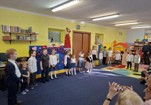 dzieci występują w sali przed babciami i dziadkami