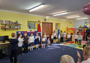 dzieci występują w sali przed babciami i dziadkami