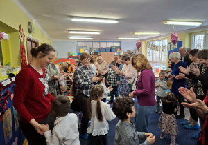 dzieci tańczą ze swoimi babciami i dziadkami