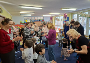 dzieci tańczą ze swoimi babciami i dziadkami