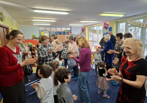 dzieci tańczą ze swoimi babciami i dziadkami