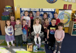 Dzieci składają życzenia dziewczynce po angielsku.