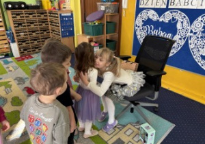 Dzieci ustawione w rzędzie składają życzenia.