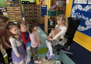 Dzieci ustawione w rzędzie składają życzenia.