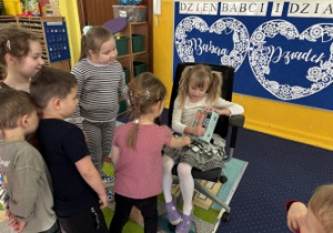 Dzieci ustawione w rzędzie składają życzenia.