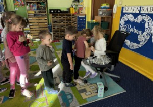 Dzieci ustawione w rzędzie składają życzenia.