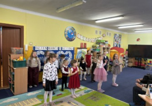 Dzieci prezentują program artystyczny przygotowany dla dziadków.