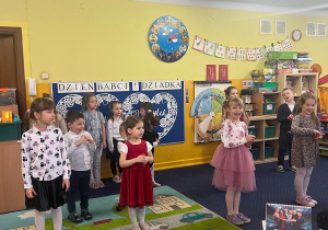 Dzieci prezentują program artystyczny przygotowany dla dziadków.