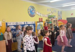 Dzieci prezentują program artystyczny przygotowany dla dziadków.