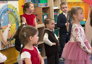 Dzieci prezentują program artystyczny przygotowany dla dziadków.