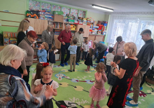 Dzieci bawią się z dziadkami w kole.