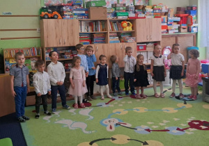 Dzieci prezentują program artystyczny przygotowany dla dziadków.