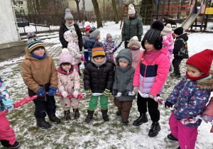 Dzieci bawią się przy muzyce.