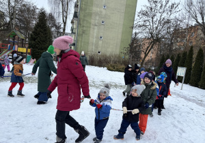 Dzieci bawią się przy muzyce.
