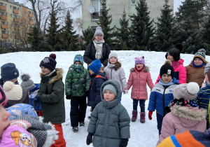Dzieci bawią się w ogrodzie.