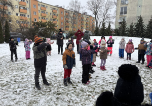 Dzieci bawią się przy muzyce.