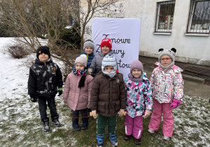 Dzieci z grupy 1 pozują do zdjęcia.