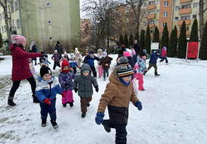 Dzieci bawią się w ogrodzie.