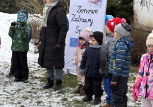 Dzieci bawią się przy muzyce.