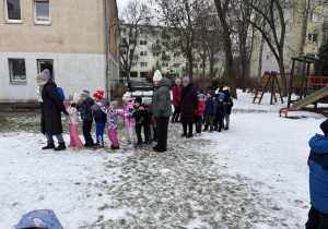 Dzieci bawią się przy muzyce.