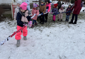 Dzieci bawią się przy muzyce.