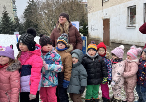 Dzieci bawią się przy muzyce.