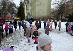 Dzieci bawią się przy muzyce.