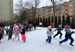 Dzieci bawią się w ogrodzie.